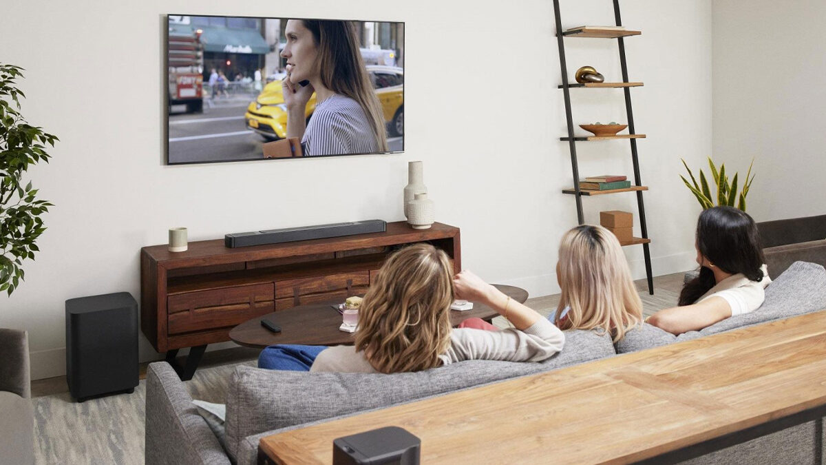 Soundbar JBL Bar 800 zlevnil o téměř 10 tisíc oproti původní ceně! Má zadní reproduktory a umí Dolby Atmos