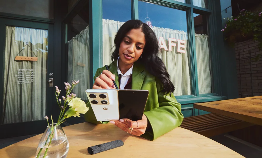 moto_razr_fold_2026_form_factor_6_d_v0kuy4n8