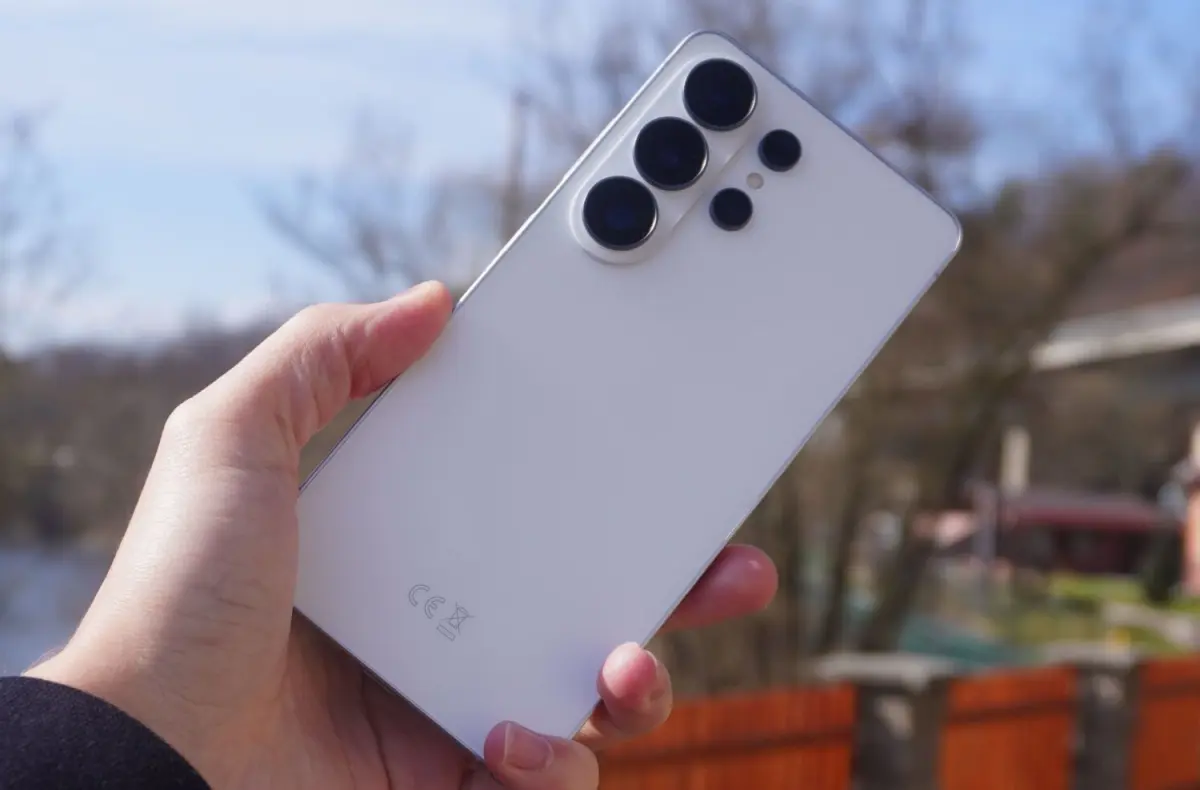 samsung galaxy s26 ultra zadni strana v ruce bila