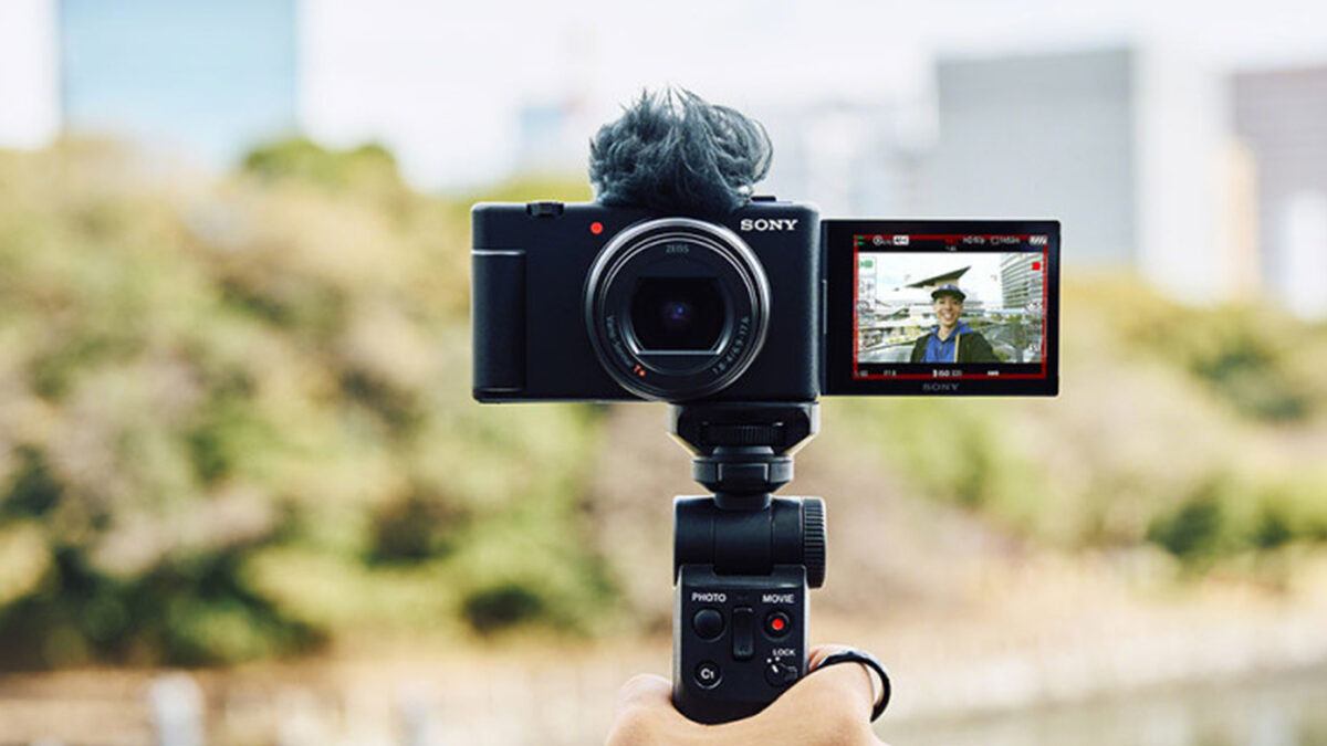 Chcete lepší video než z mobilu? Malá vlogovací kamera Sony ZV-1 II je teď výrazně levnější