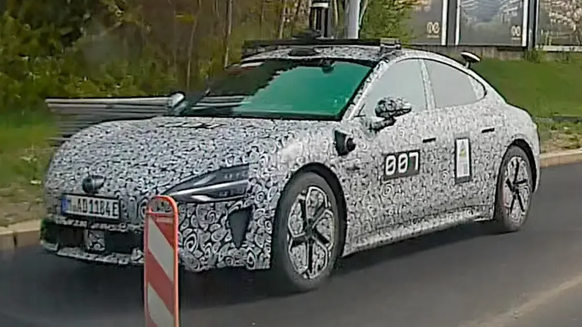 Xiaomi SU7 v Česku? Tajemný prototyp s bondovským polepem se měl prohánět Brnem