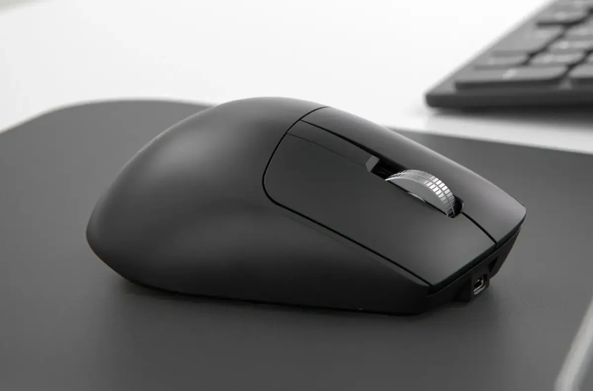 Eternico M504 Wireless na stole oficialni