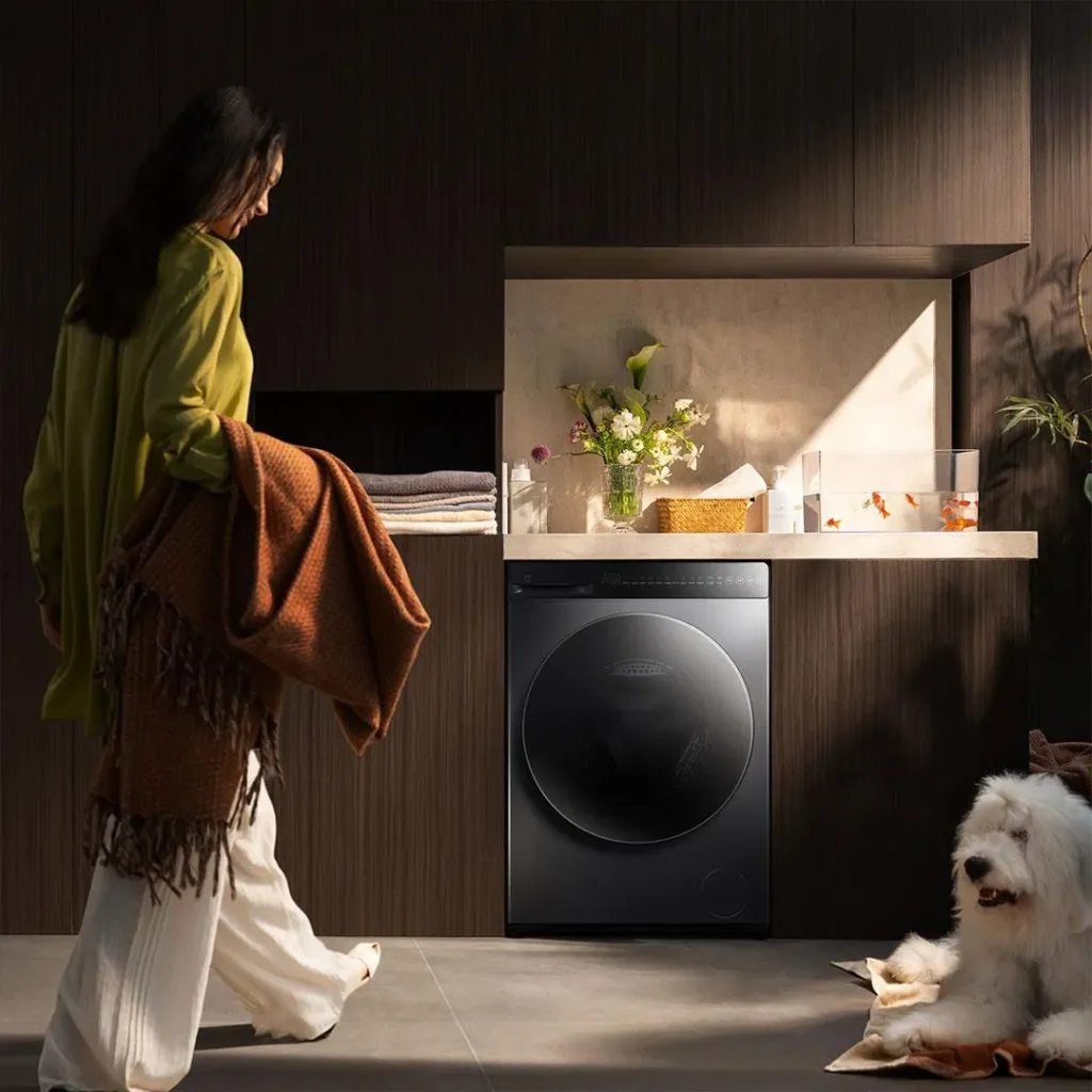 Mijia Washing Machine Pro Blue v mistnosti se zenou a psem