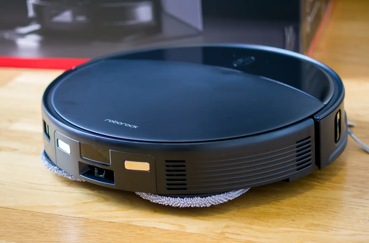 Roborock Saros 10R na podlaze