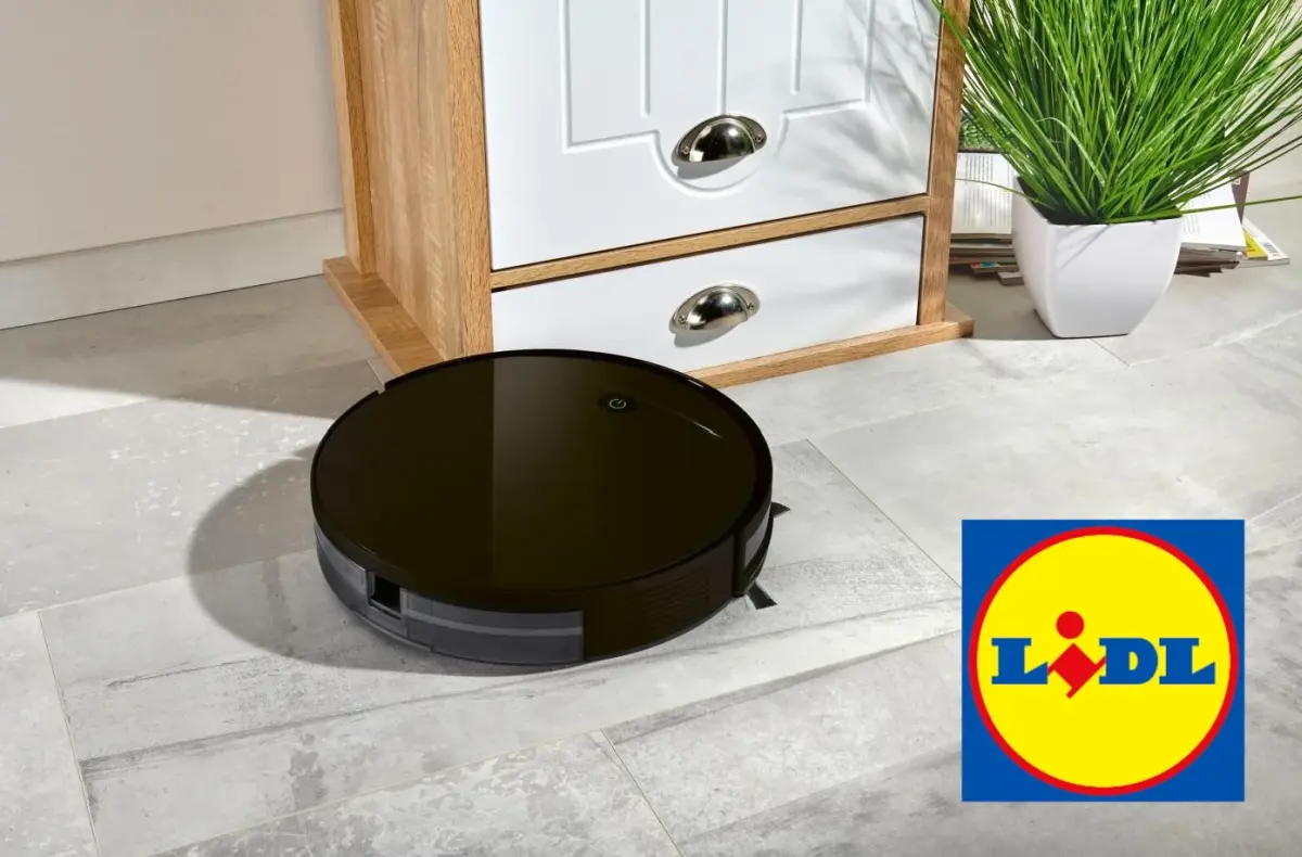 Roboticky vysavac SSRA D3 u skrinky s logem lidlu