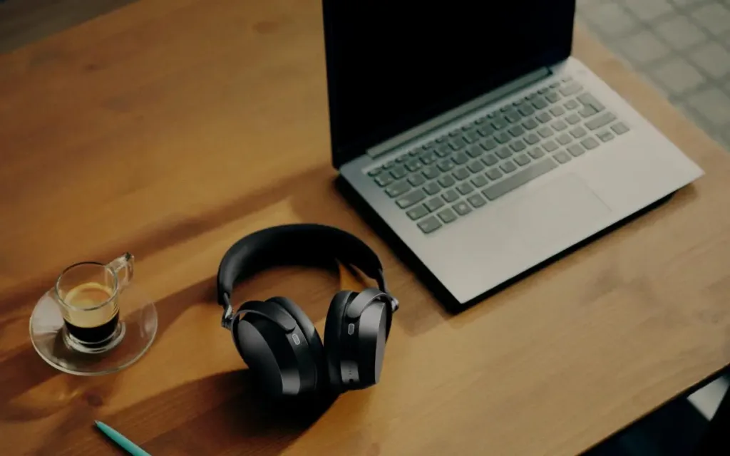 Sennheiser MOMENTUM 5 Wireless cerna u notebooku