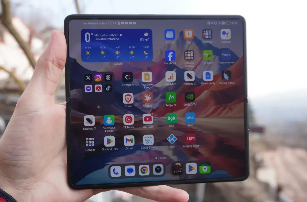 honor magic v3 rozlozeny displej v ruce