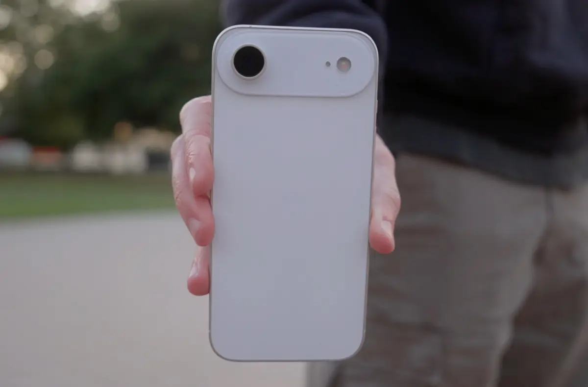 iphone 17 air maketa v ruce zadama ke kamere