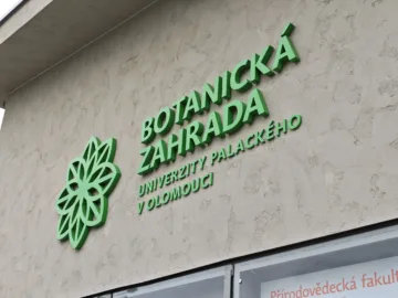 poco f7 ultra botanicka zahrada 2x vyrez