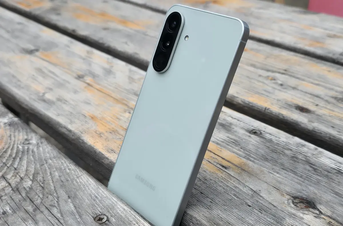 samsung galaxy a56 zelena dreveny stul