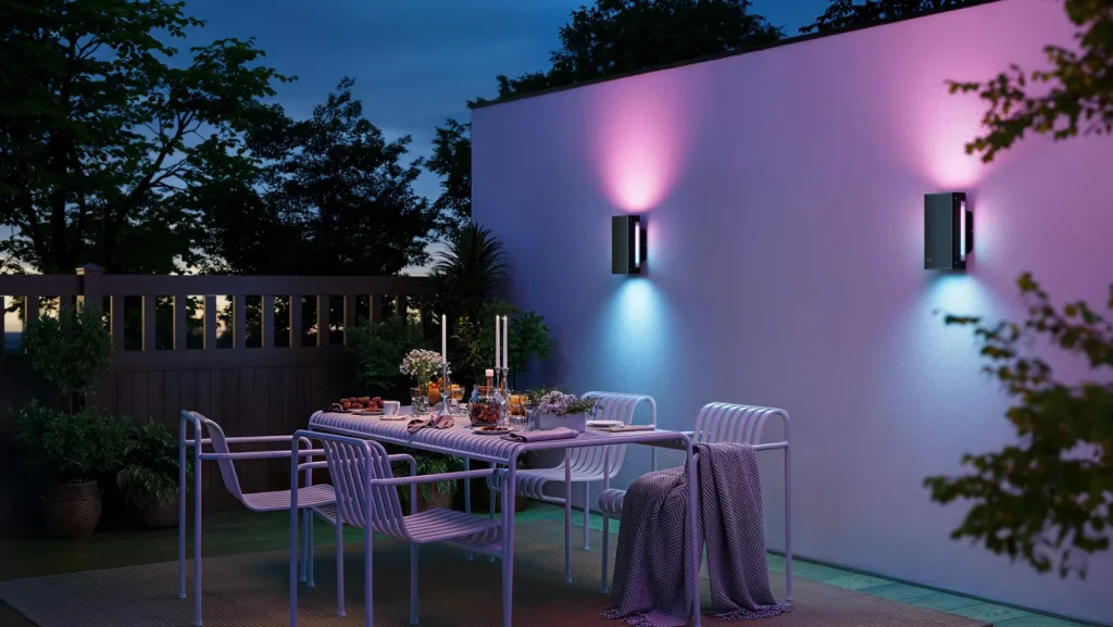 Govee Outdoor Up Down Wall Light na stene u venkovniho posezeni