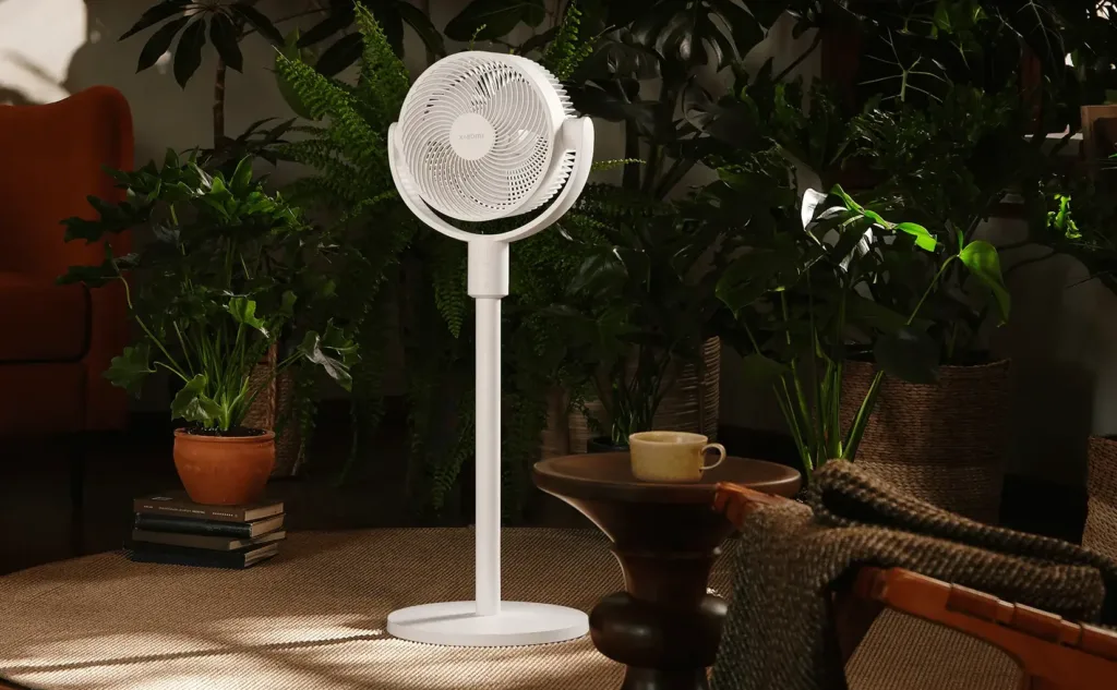 Xiaomi Smart Standing Air Circulation Fan s rostlinami v pozadi