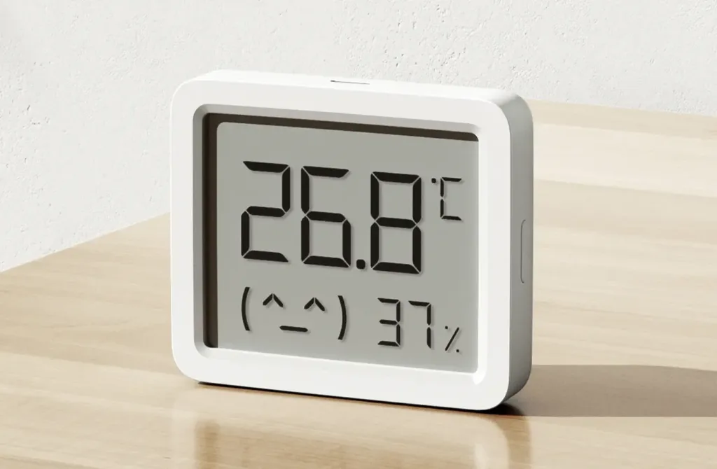 Xiaomi Smart Temperature and Humidity Monitor 3 Mini postaveny displej zblizka