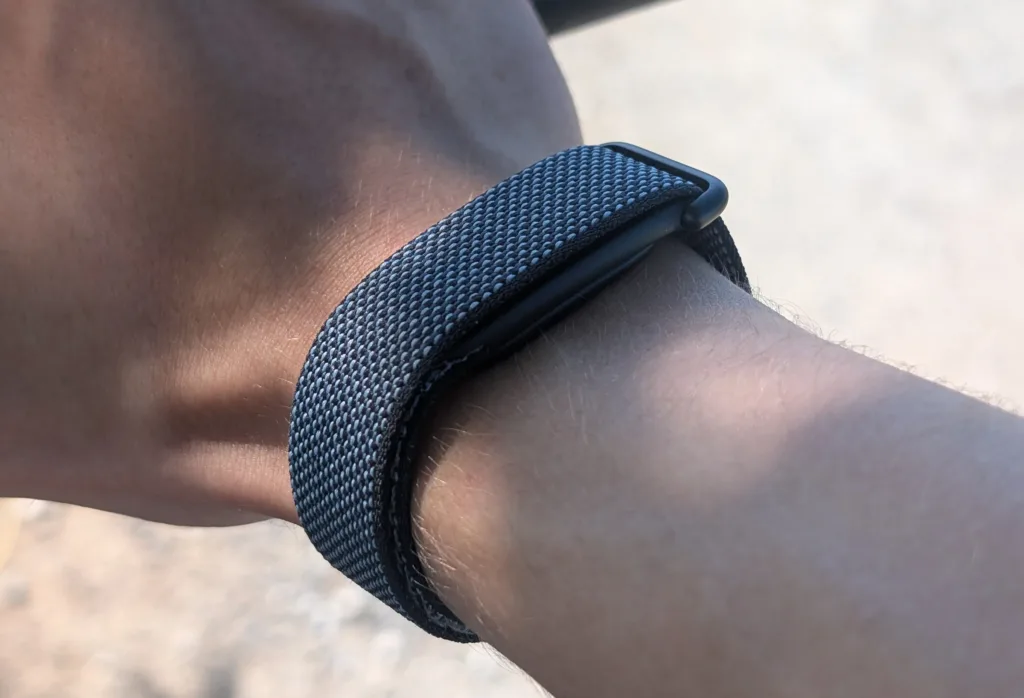 fitbit air na ruce nad sterkem