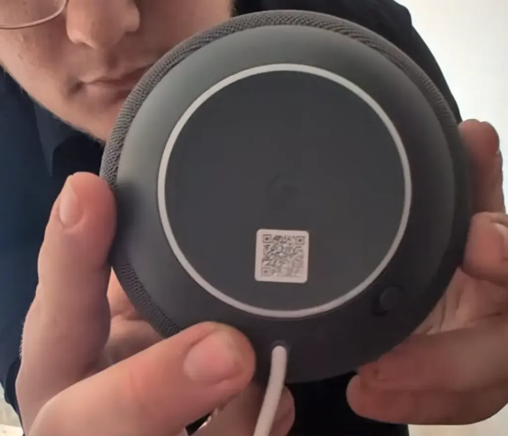 google home speaker v ruce s kabelem