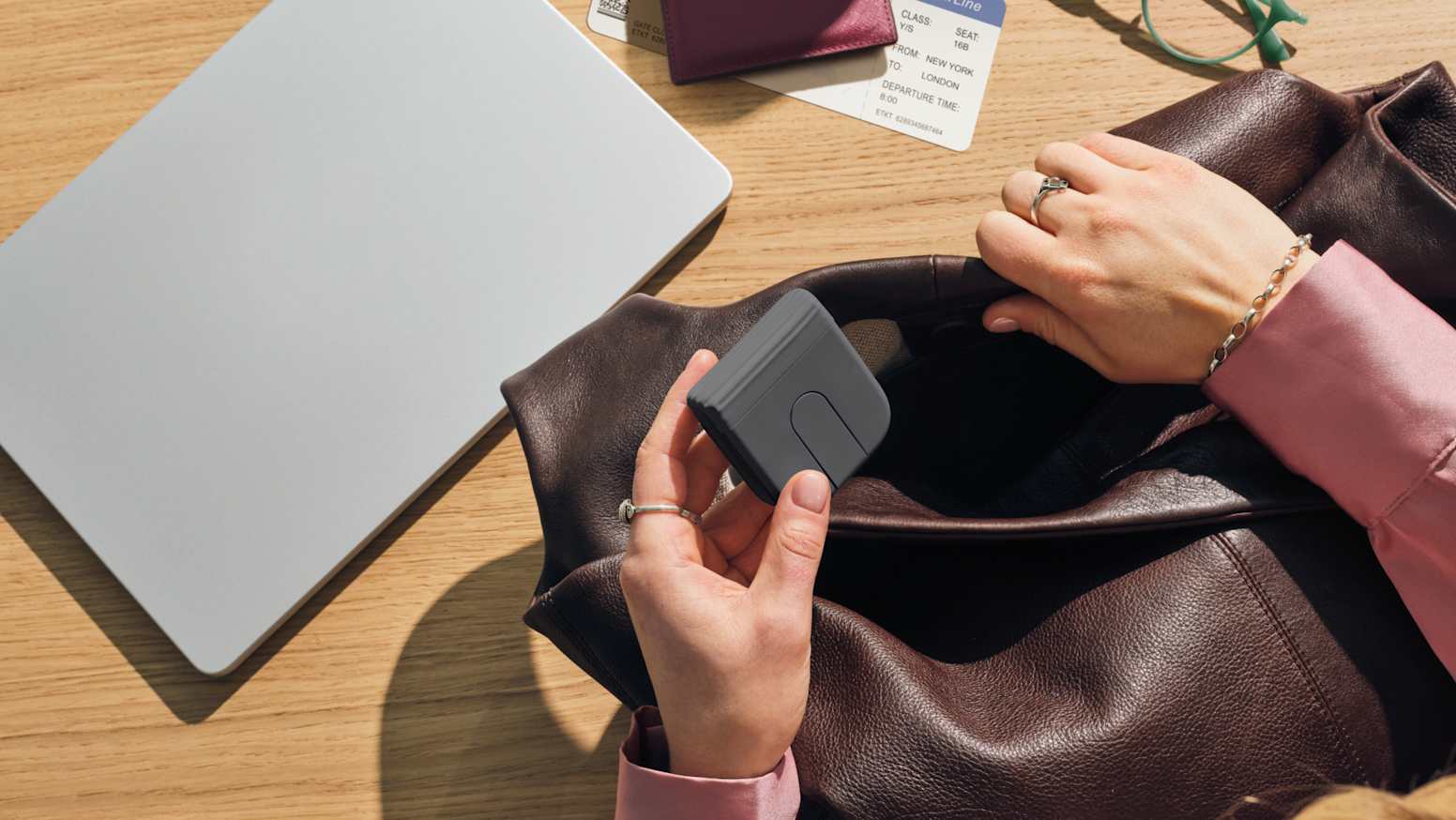 Logitech Mobi Fold se složená vejde do kapsy i malé přihrádky batohu