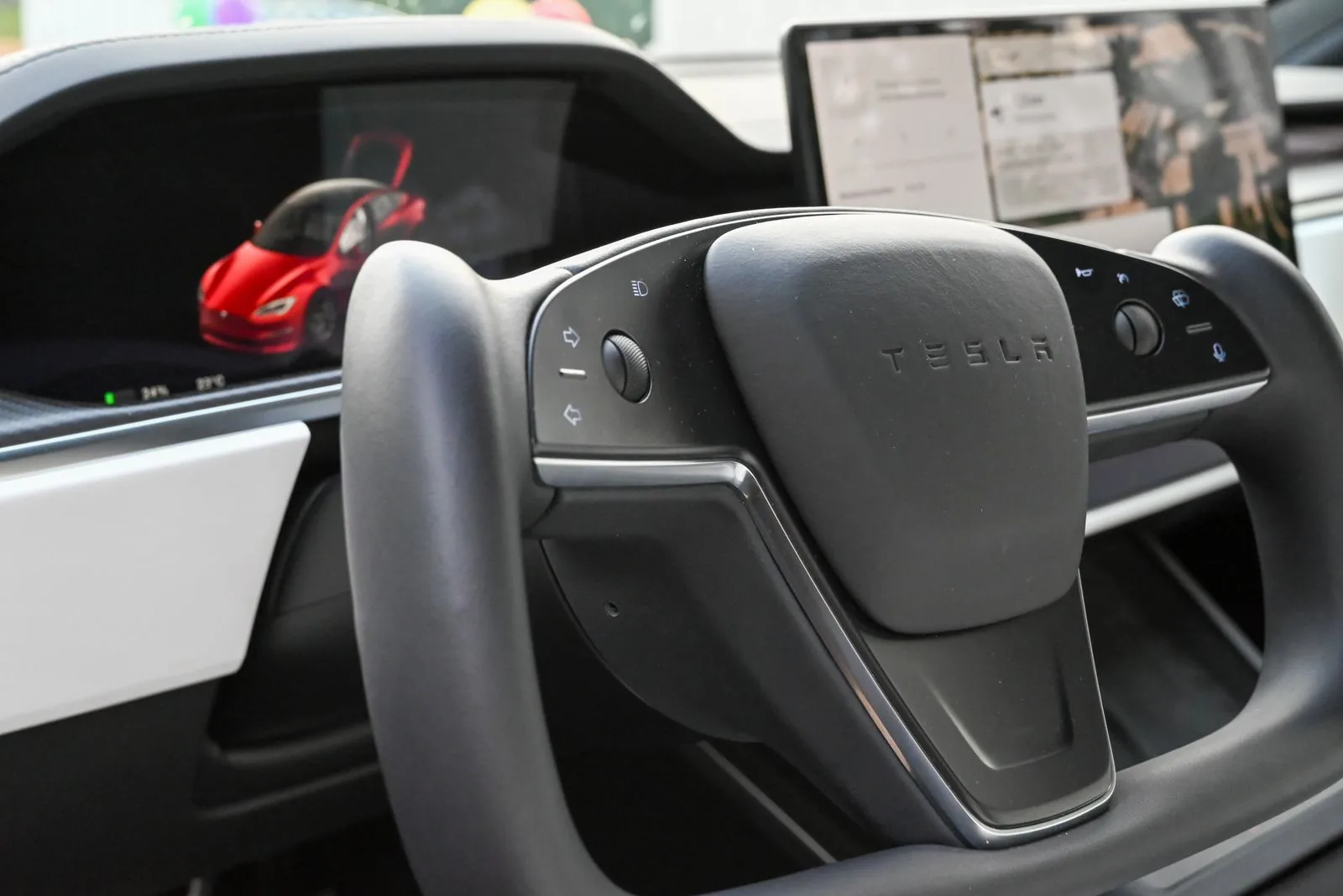 Volant Tesly s vypnutým systémem Tesla FSD