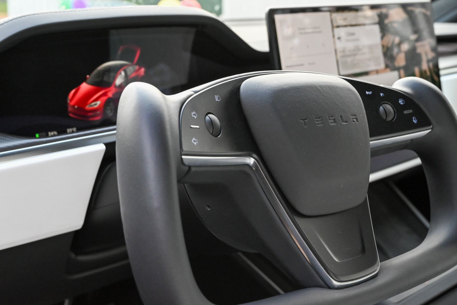 Volant Tesly s vypnutým systémem Tesla FSD