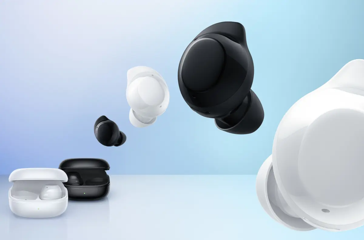 samsung galaxy buds core cerna a bila na modrem pozadi oficialni