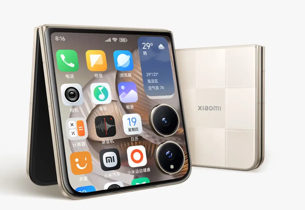 xiaomi mix flip 2 zadni displej a slozeny kus se zlatymi zady