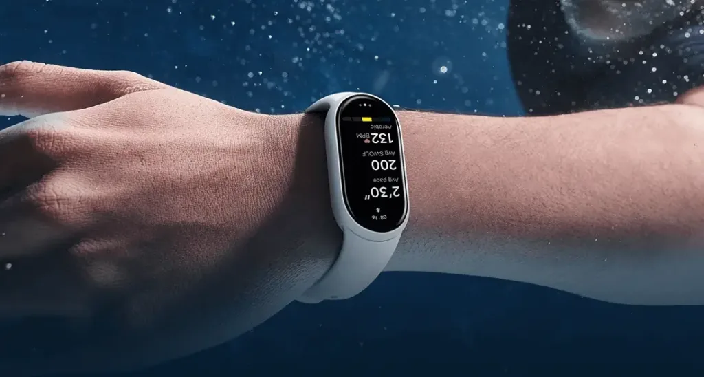 xiaomi smart band 10 v bazenu na ruce