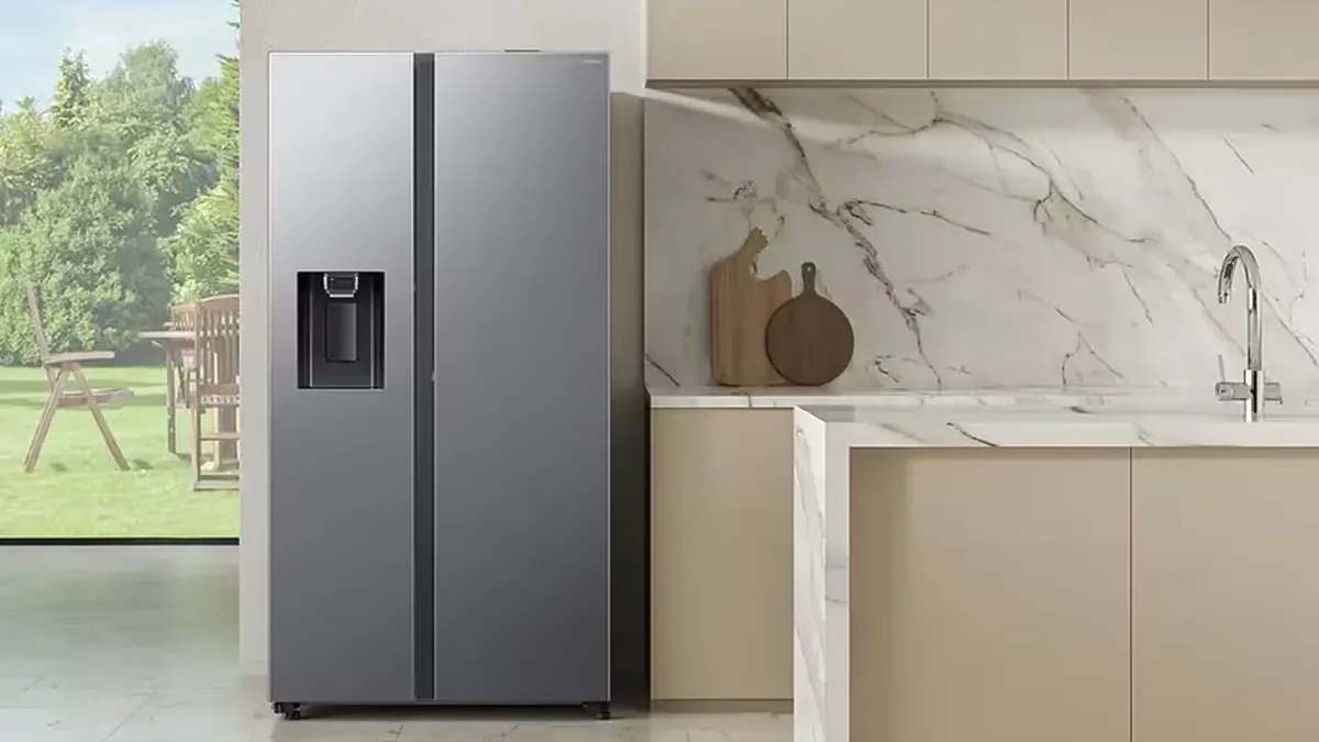 Prémiová americká lednice Samsung RS80F67KCTEO zlevnila o 10 tisíc. Má chytré funkce a automatické otevírání