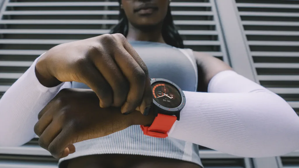 cmf watch 3 pro oranzove na zapesti sportovkyne