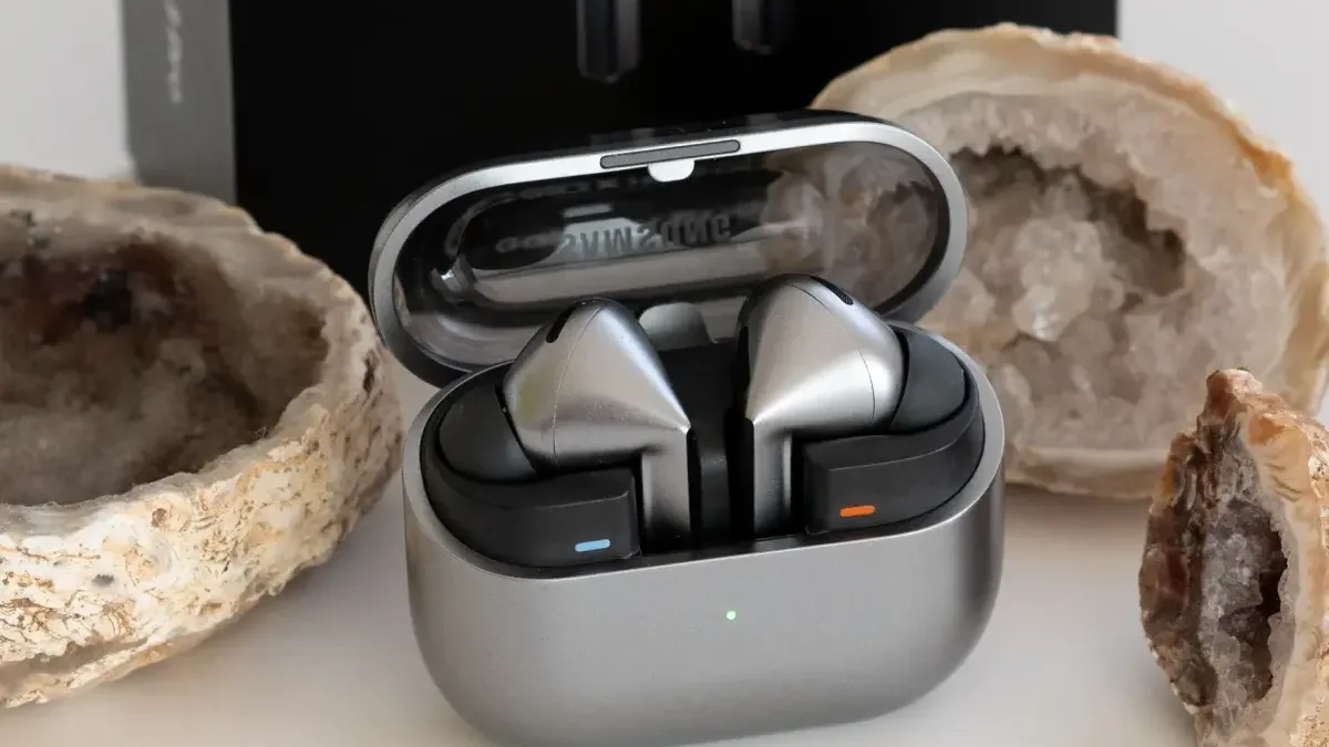 Dostupnější Samsung Galaxy Buds3 FE unikají na prvním renderu. Designem mírně překvapí