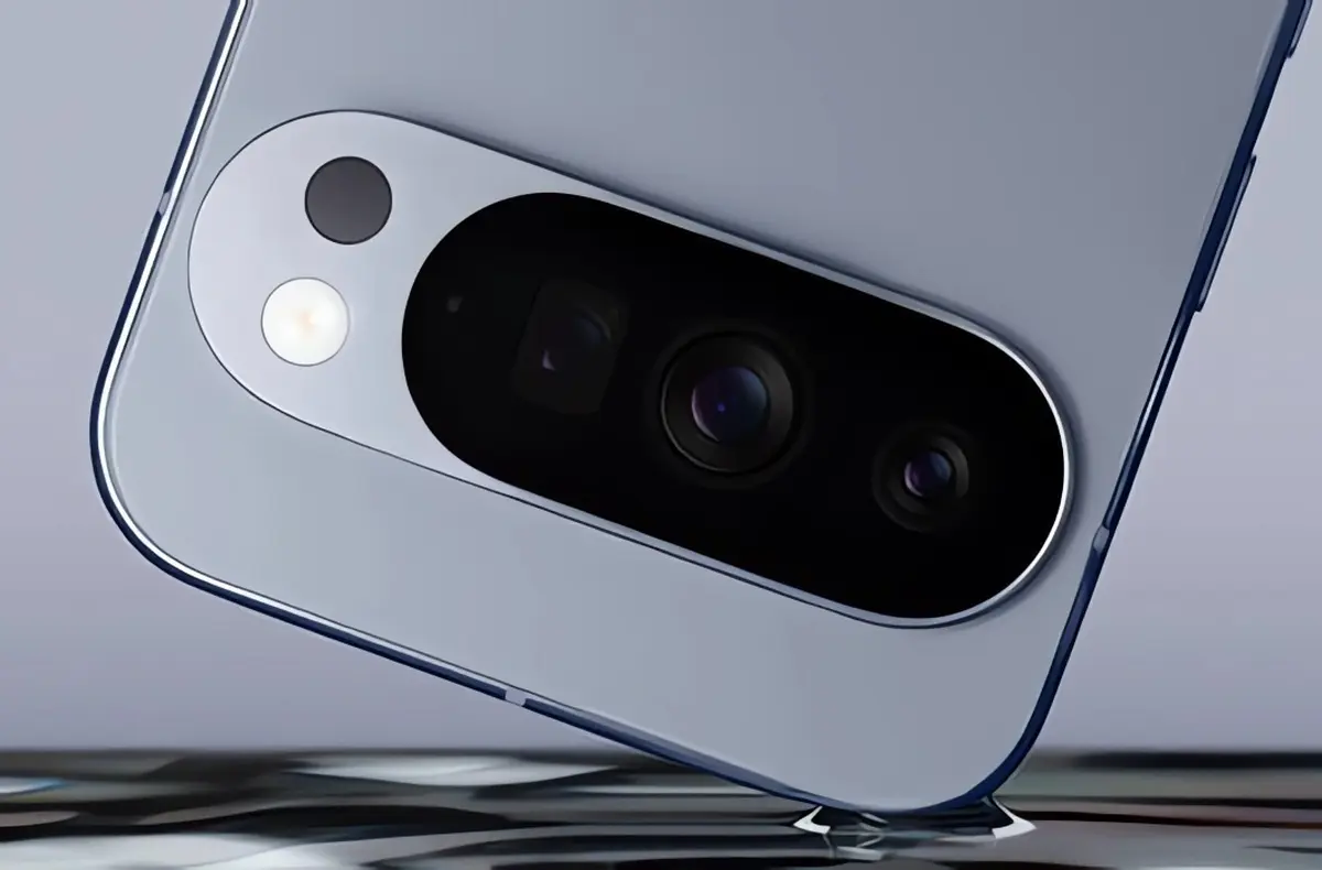 google pixel 10 pro s rohem ve vode modra varianta evleaks