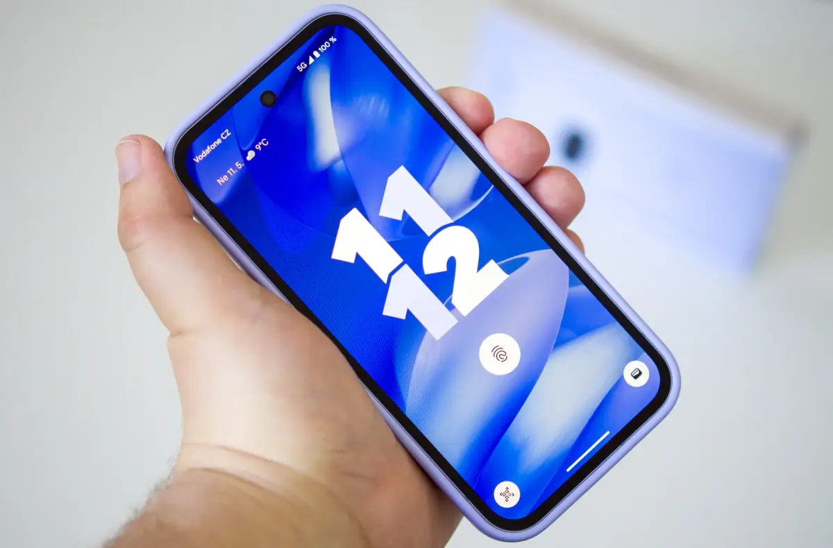 google pixel 9a v ochrannem pouzdre displej
