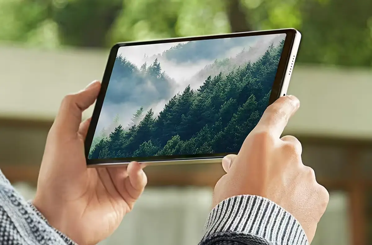 honor pad x7 v rukou uzivatele se stromy v pozadi