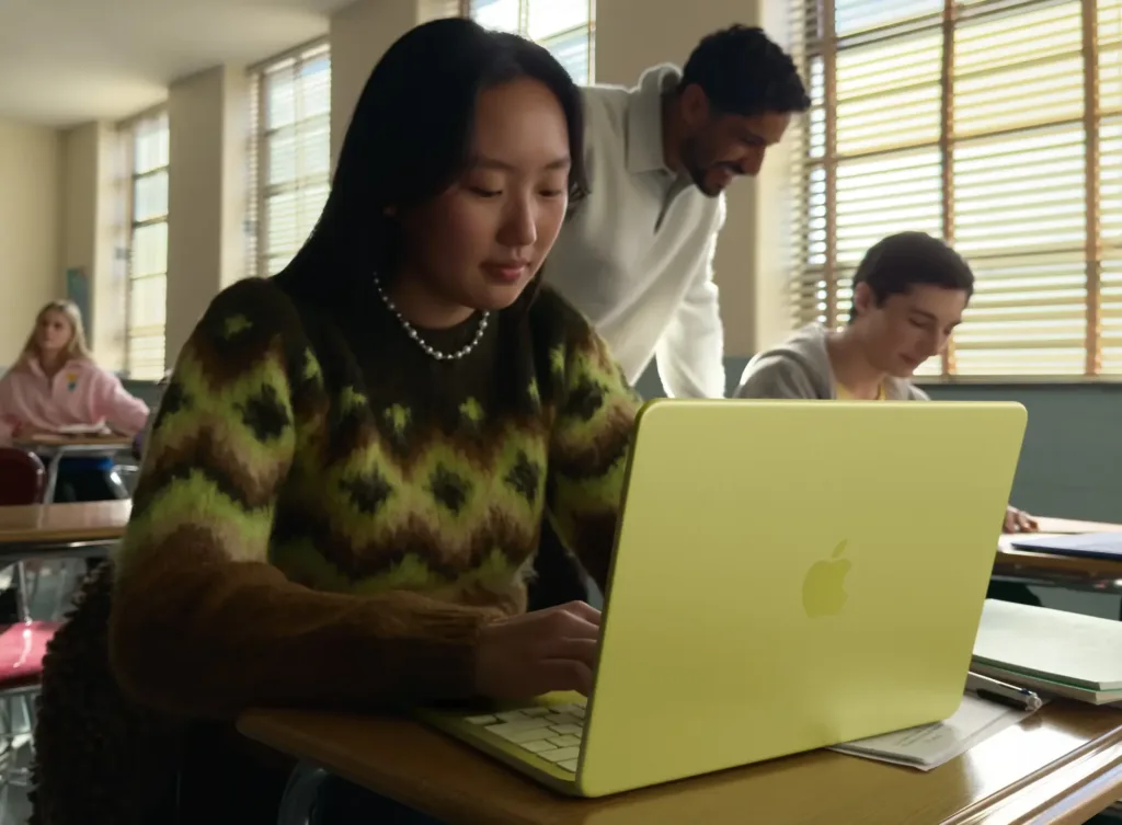 macbook neo ve skole zluta