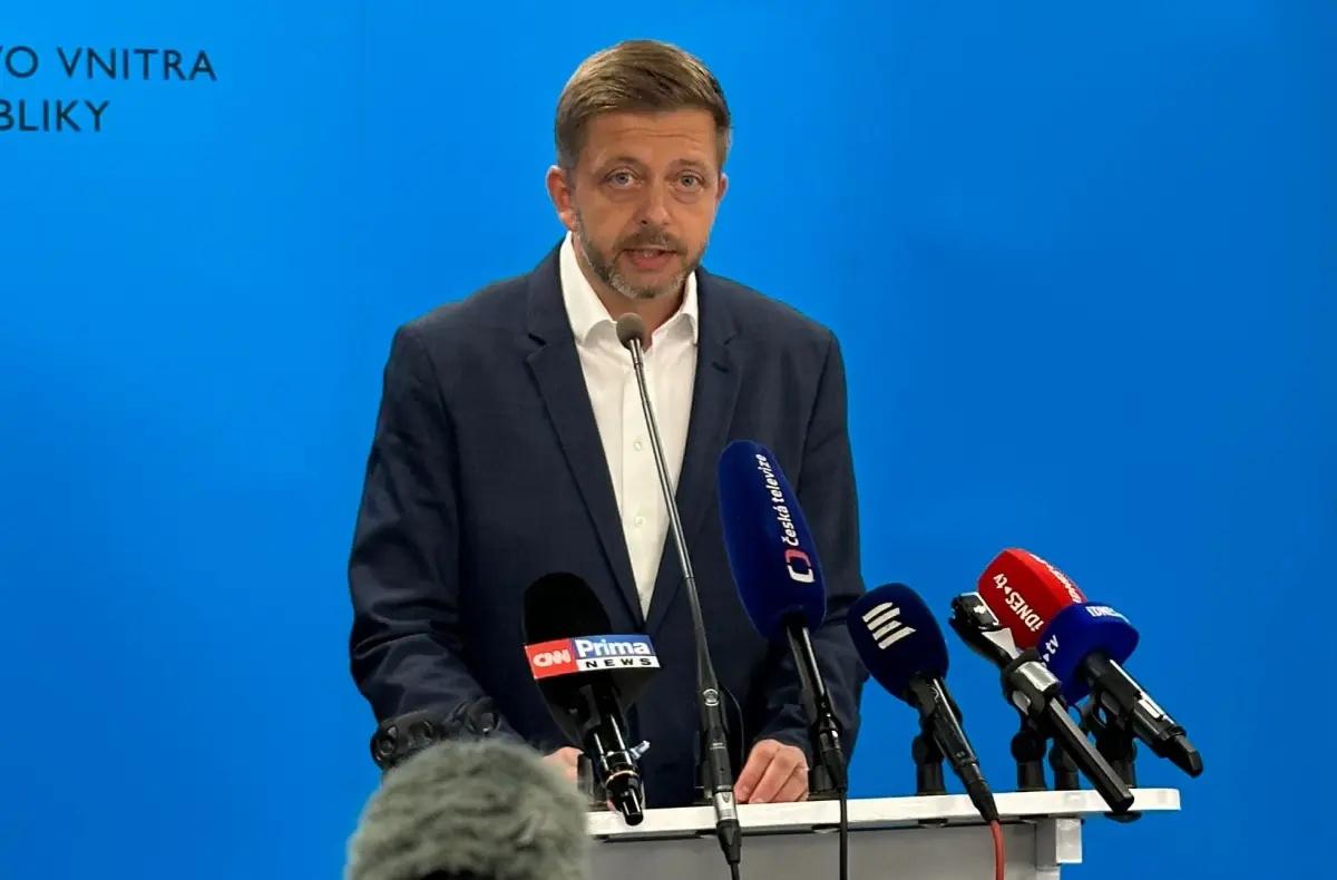 ministr vnitra vit rakusan na tiskove konferenci ke kybernetickemu utoku