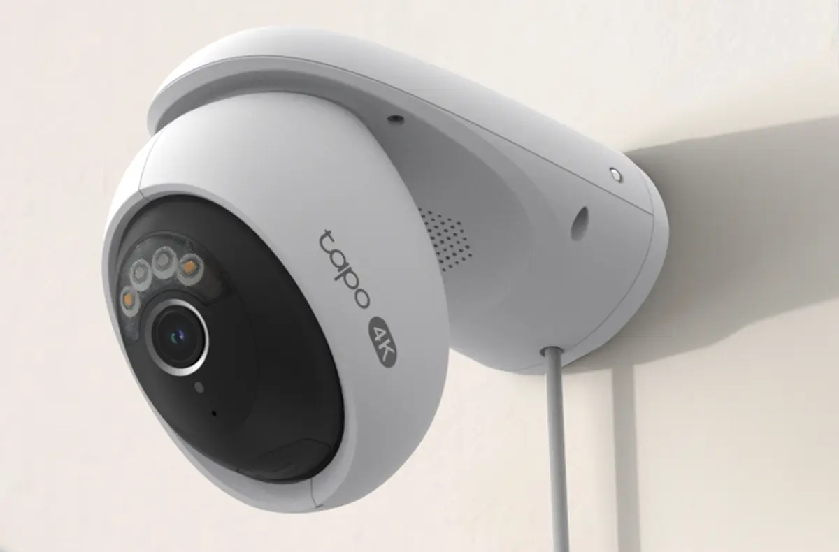 tp link tapo c560ws na stene