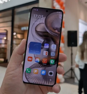 xiaomi mix flip 2 rozlozeny v ruce displej