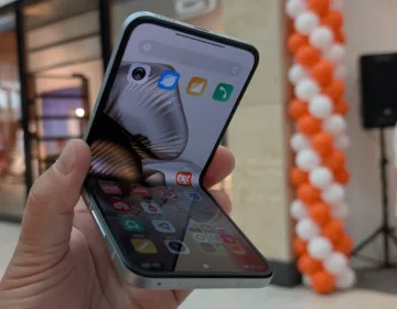 xiaomi mix flip 2 striska v ruce displej