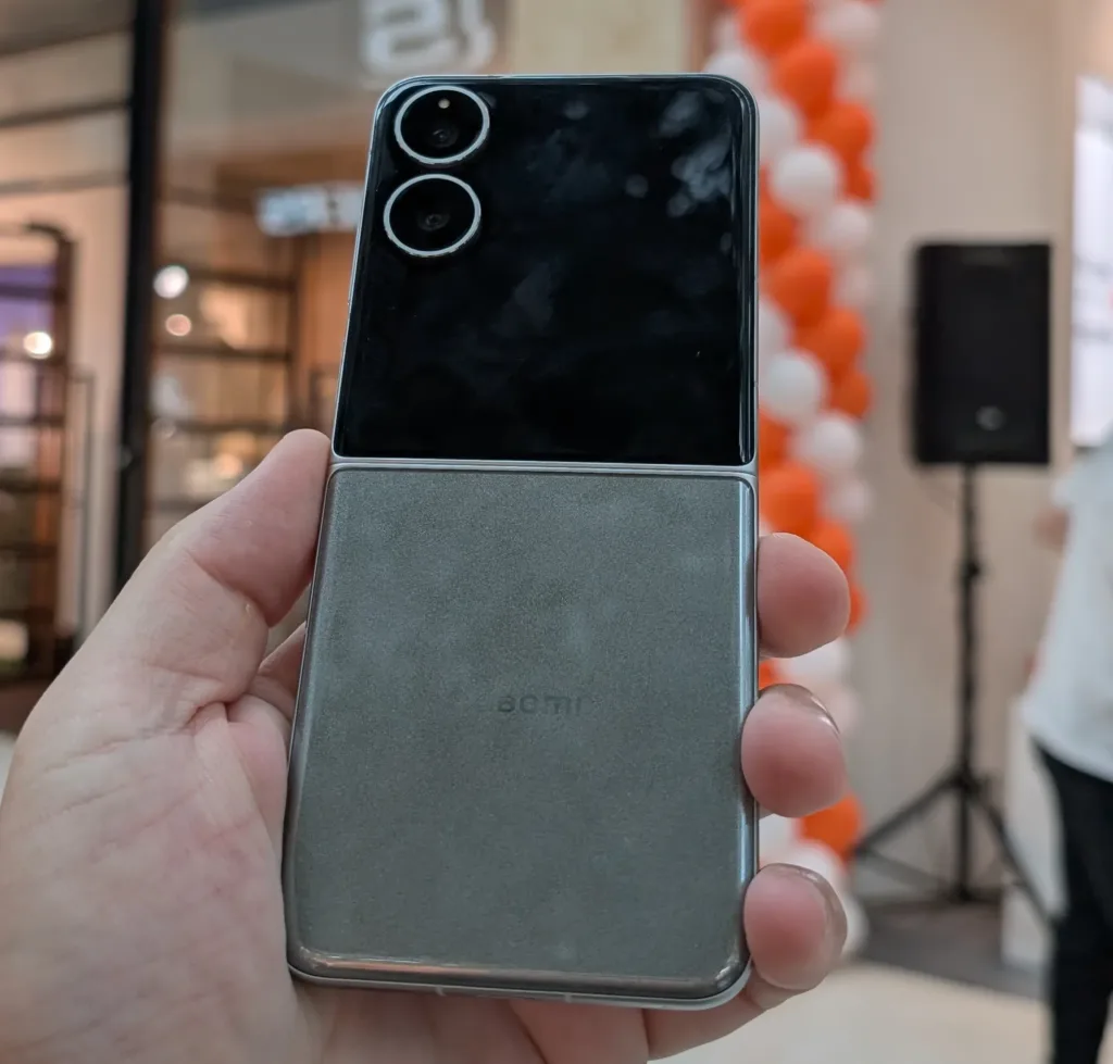 xiaomi mix flip 2 zadni displej rozlozeny
