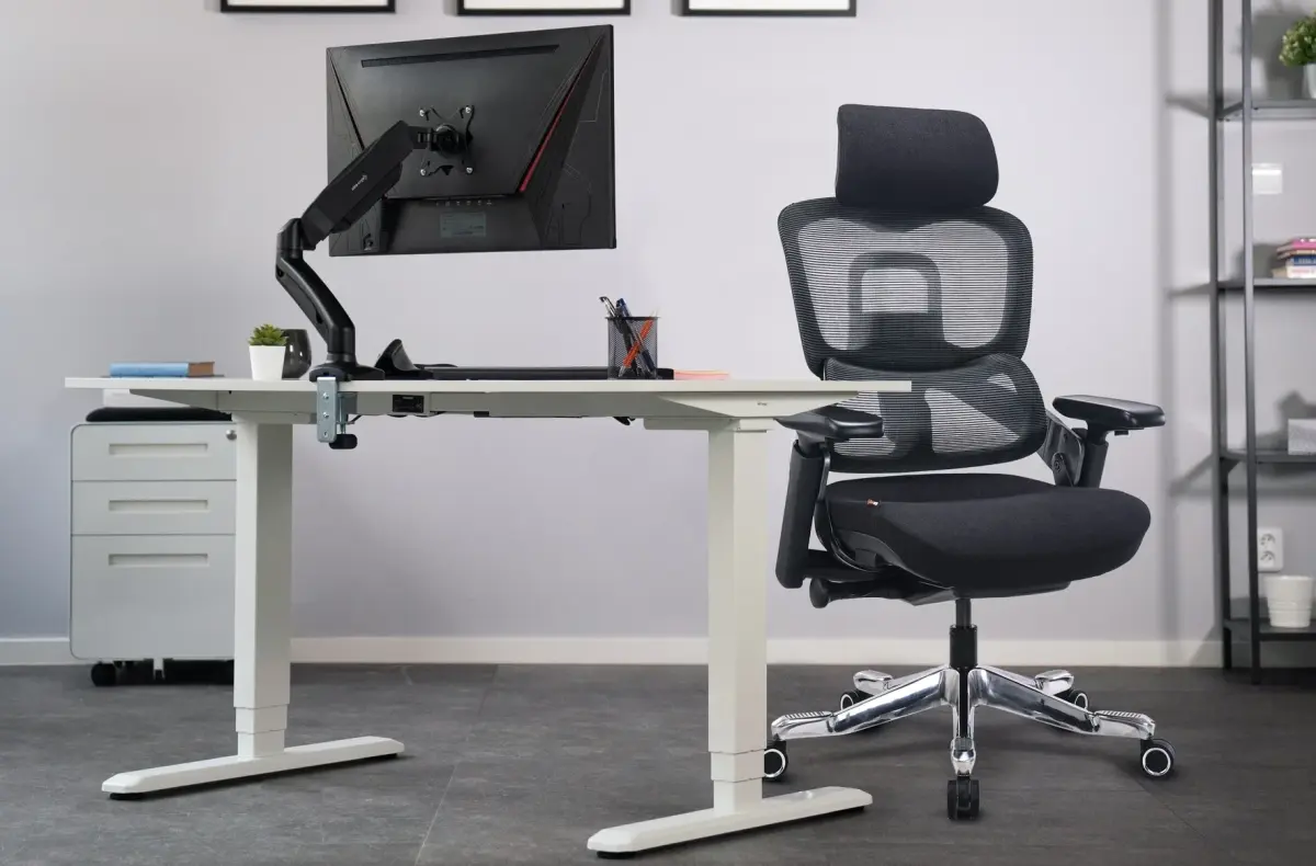 AlzaErgo Chair Abyss 2 u stolu zepredu