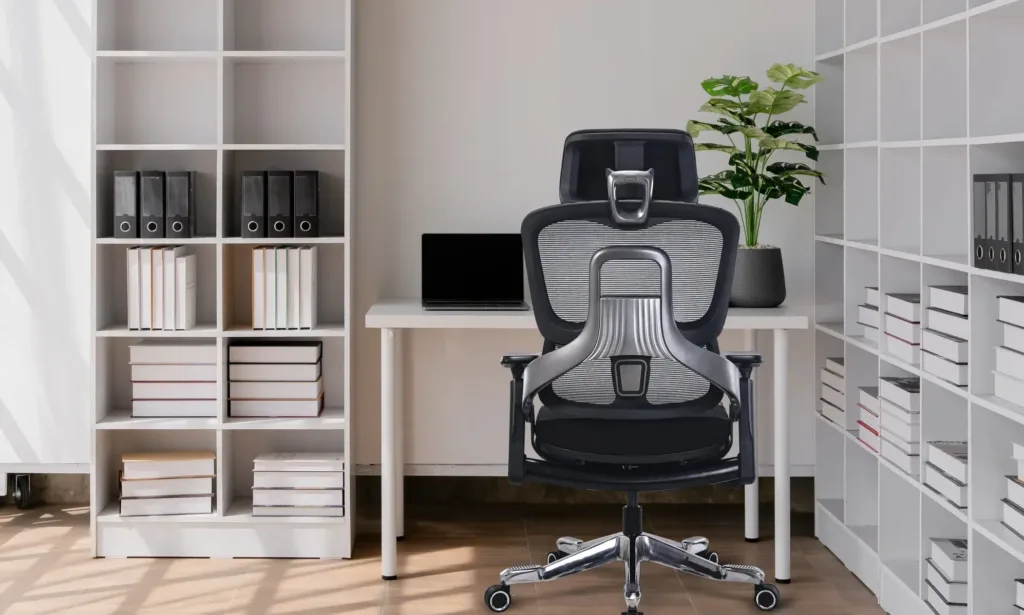 AlzaErgo Chair Abyss 2 u stolu zezadu