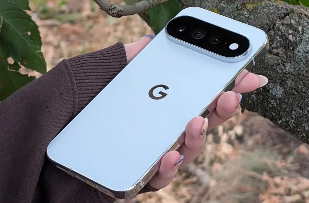 google pixel 11 pro xl zadni strana v ruce