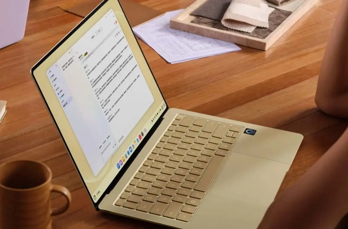 huawei matebook pro s zluta na stole