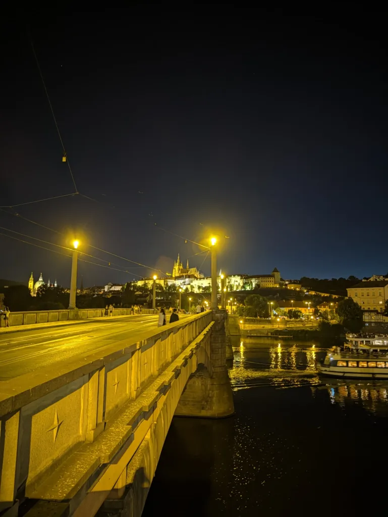 nocni Pixel 11 Pro XL hlavni fotoaparat 1x zoom 43