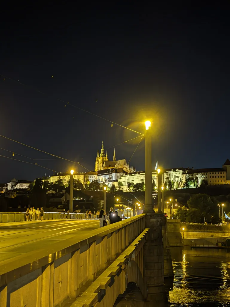 nocni Pixel 11 Pro XL hlavni fotoaparat 2x zoom 80