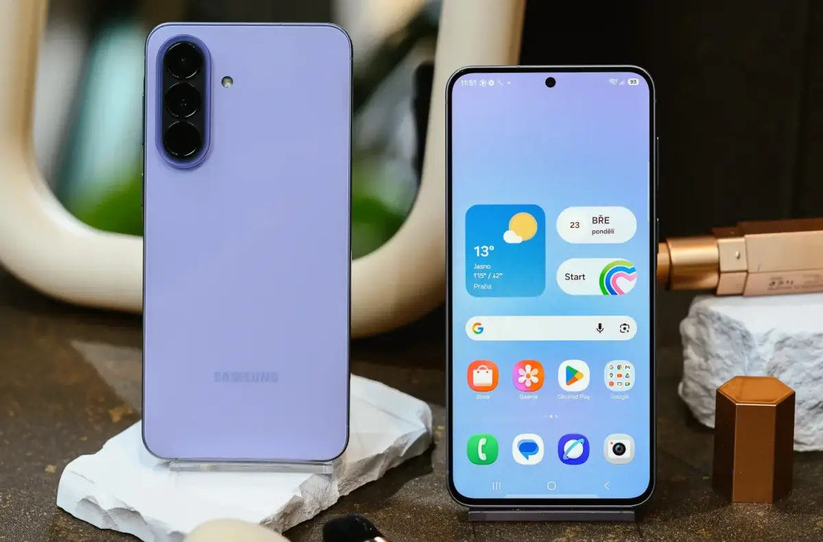 samsung galaxy a57 na umeleckem stole nahled