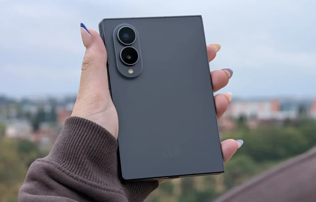 samsung galaxy z fold8 slozeny v ruce zada