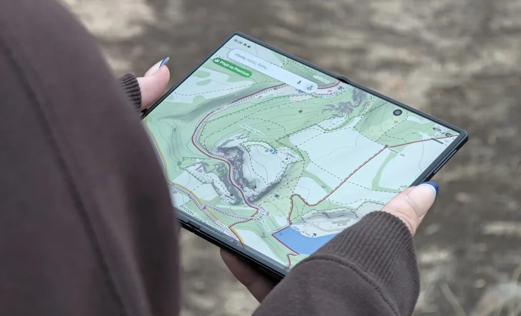 samsung galaxy z fold8 v ruce mapa