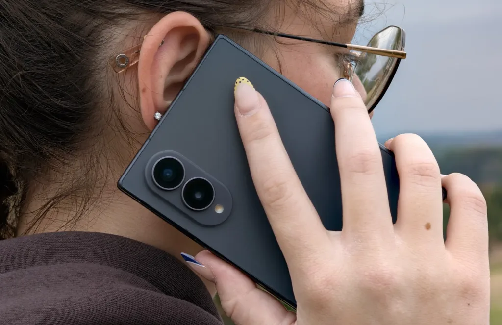 samsung galaxy z fold8 v ruce u ucha