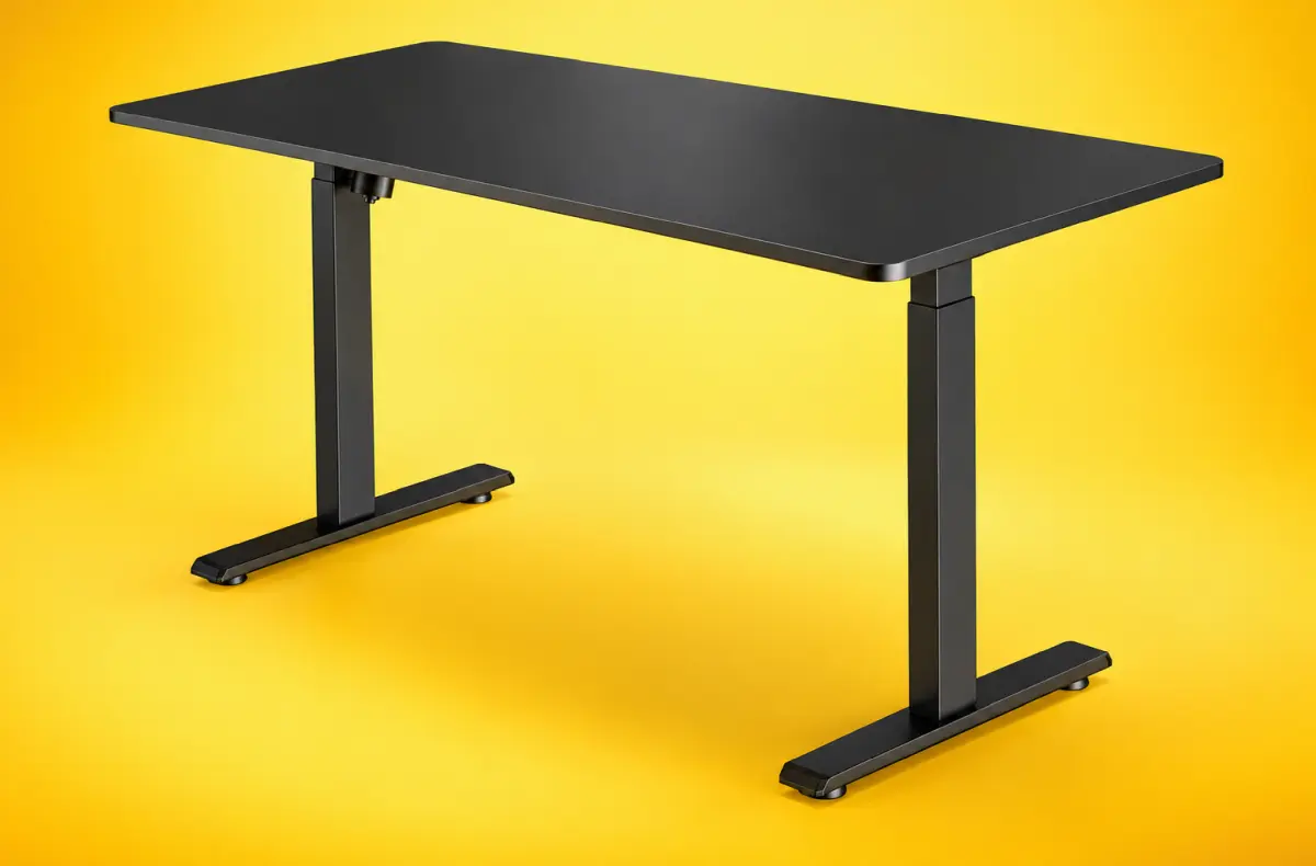 AlzaErgo Table ET4 AiO Touch 140×70 cm na zlutem pozadi