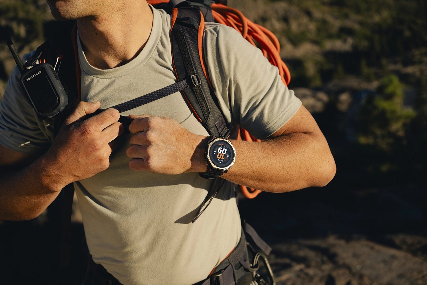 Amazfit T-Rex Dual Solar na ruce turisty s batohem