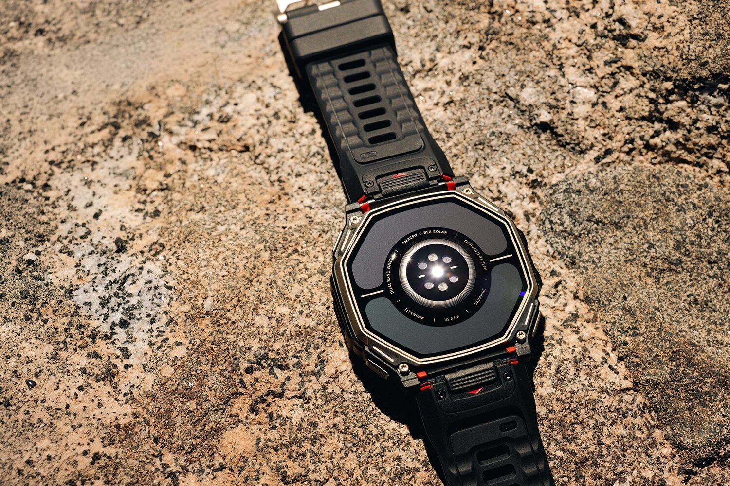 Amazfit T-Rex Dual Solar se sklokeramickou zadní stranou se solárním panelem